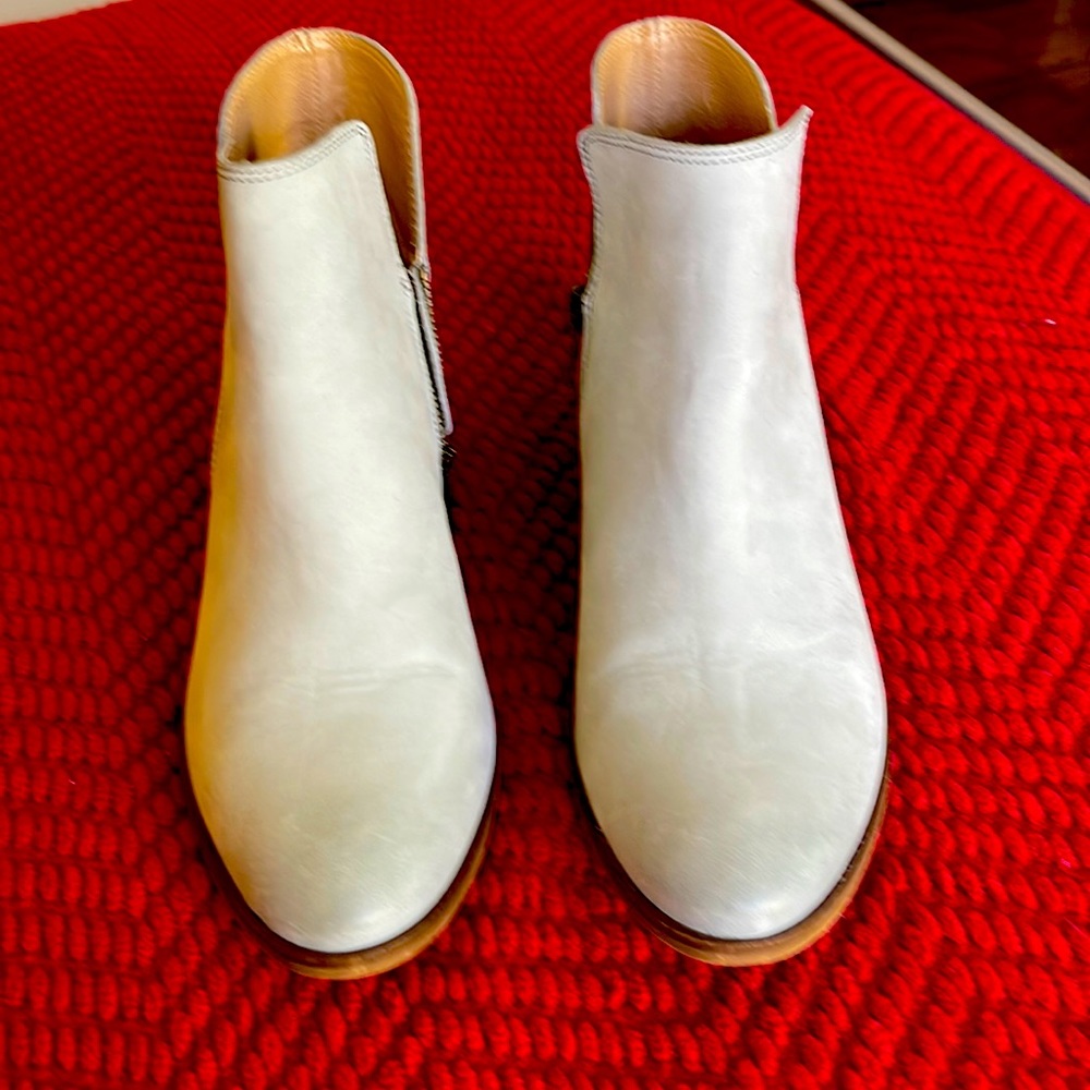Beautiful booties they are very light gray.